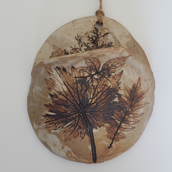 Studio Pottery Wall Pocket Embossed Leaves Signed Garnet - Picture 3 of 12